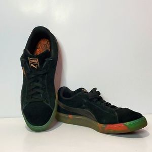 PUMA - Suede v2 City Philly- SIZE 10.5 MENS (1049-6)